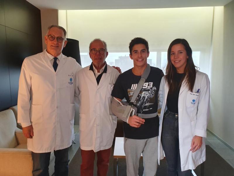 Marc Marquez (Repsol Honda), masih wajib rehabilitasi dan kontrol medis karena patah tulang tangannya. (Foto: gpone)