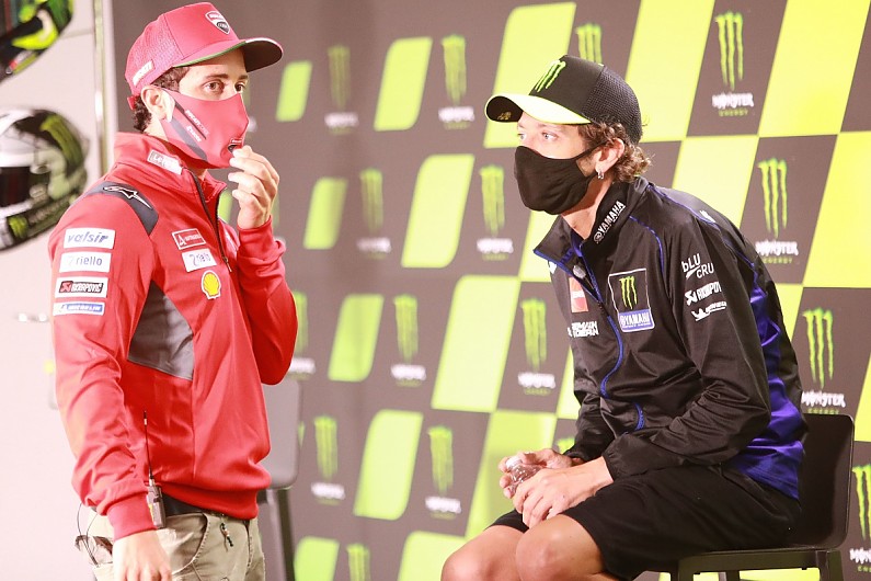 Andrea Dovizioso (Ducati) bersama Valentino Rossi (Yamaha),para rider senior MotoGP. (Foto: autosport)