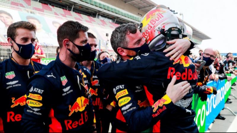 Max Verstappen disambut dengan suka cita usai kru tim Aston Martin Red Bull usai P2 di F1 Spanyol