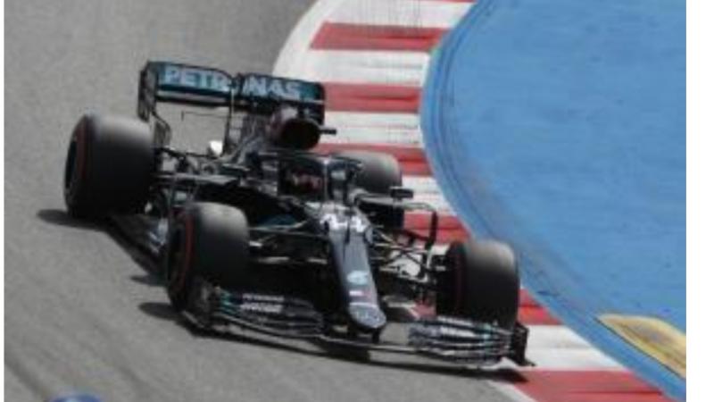 Leading sendirian di baris depan dan tak terkejar, Lewis Hamilton pun ikut merasa bosan. (Foto: inside racing)