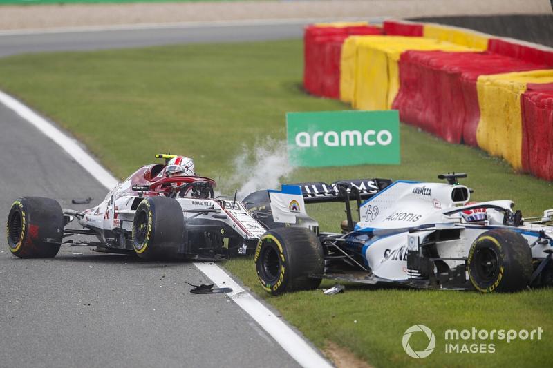 Mobil tim Alfa Romeo dan Williams yang sempat ganggu jalannya race GP Belgia 2020. (Foto: motorsport)