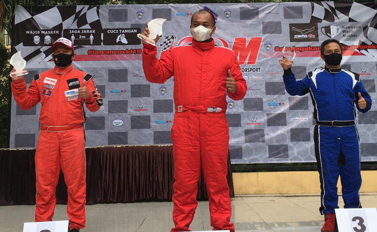 Tjandra (kiri) podium kedua Indonesia Retro Race di ISSOM 2020