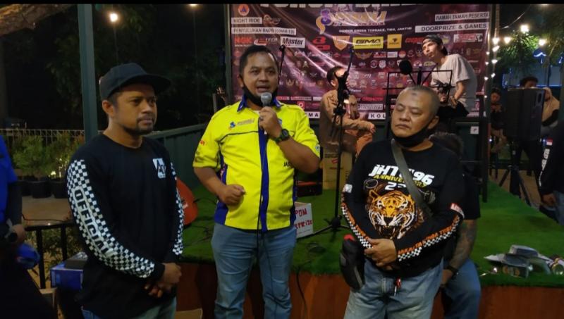 Supriono dari bidang sepeda motor IMI DKI Jakarta tengah memberi apresiasi di Kopdargab Forum Bikers