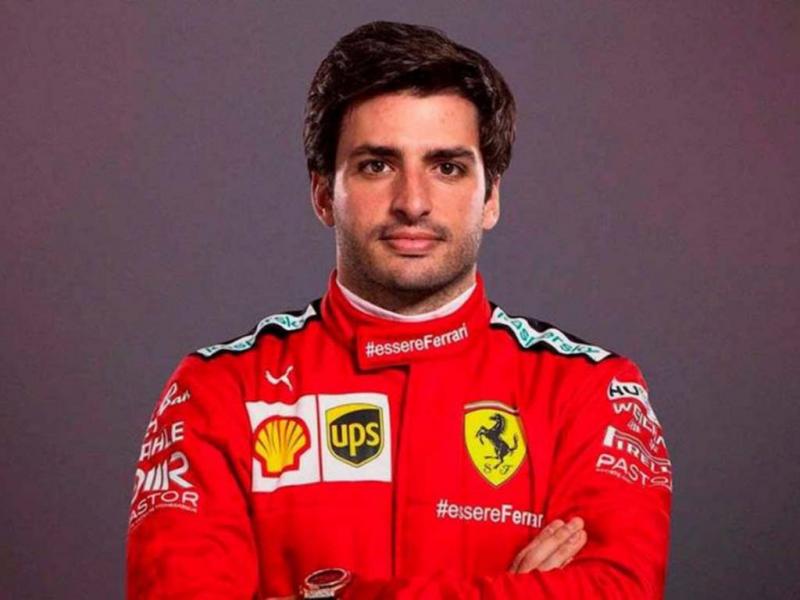 Carlos Sainz Jr (Spanyol) berbungkus racing suit Ferrari mulai musim 2021. (Foto: planetf1)