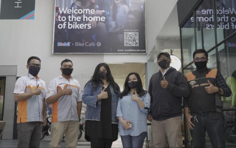 Suasana opening MobilTM Bike Cafe pertama di Jakarta dan dunia