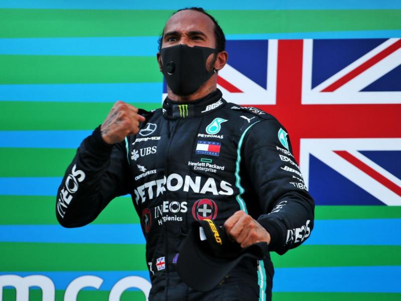 Kepalan tinju Lewis Hamilton sambut aturan baru FIA mulai GP Italia pekan ini. (Foto: planetf1)