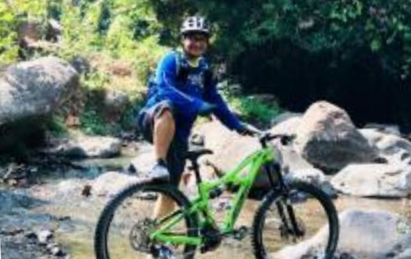 Perally asal Jawa Timur, Ronny JS saat melakoni hobi sepeda di tengah hutan
