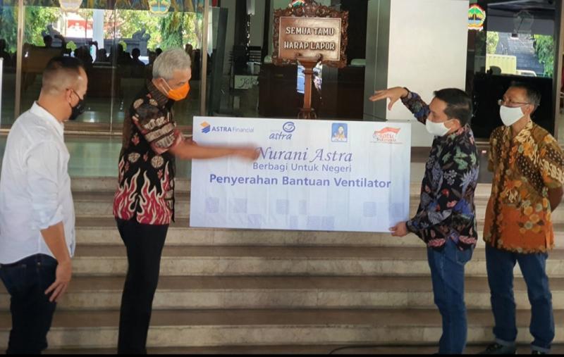 Gubernur Ganjar Pranowo menerima secara simbolis bantuan 5 ventilator dari perwakilan Astra Financial di kantor Gubernuran, Semarang, Jawa Tengah
