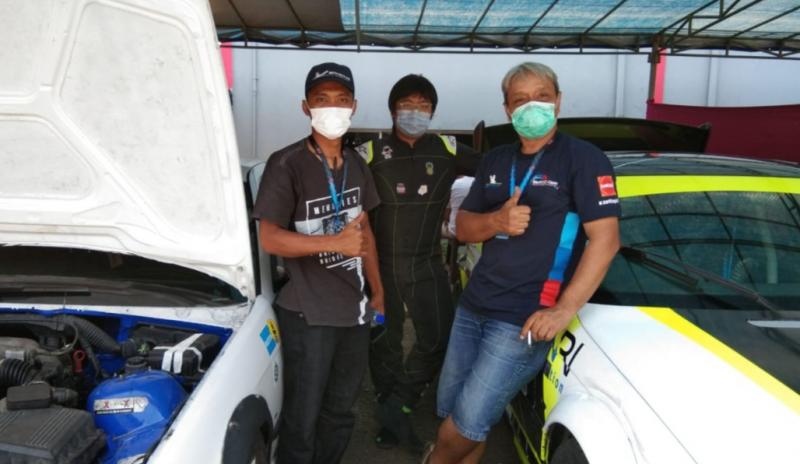 Dari kiri Rozaq Kurniawan, Agta Zinedine dan Antonius Gita Prasetyo dari BMWCCI OMR, persiapkan mobil H-1 di paddock Sirkuit Sentul