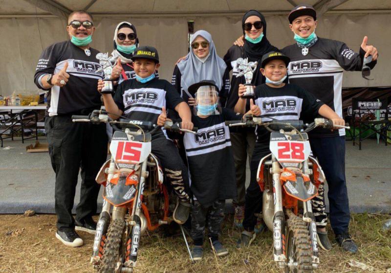 Dua Putra H. Rihans Variza Binuang Raih Trofi di Motocross Semarang!