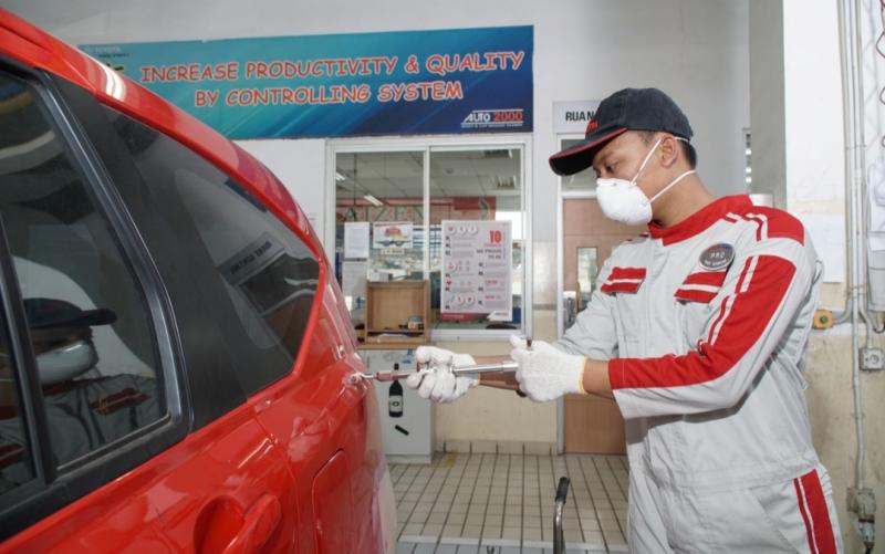 Bengkel body and paint Auto2000 Bogor tengah mengerjakan mobil Toyota pelanggan