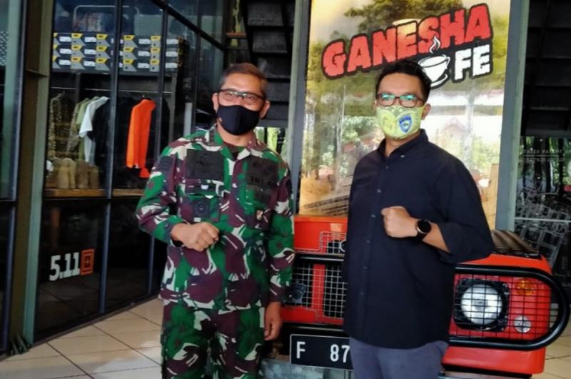 Letjen TNI AM Putranto dan Fachrul Sarman, dikenal sebagai penggiat otomotif