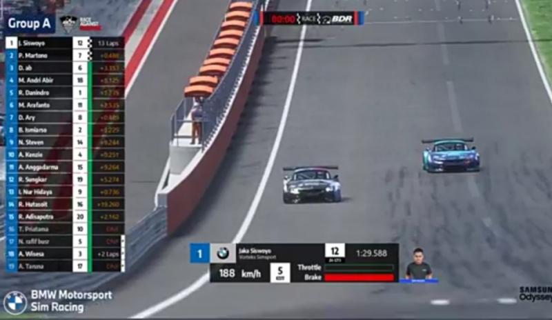 Jaka Siswoyo (BMW Z4 GT3 warna hitam) dikuntit Presley Martono jelang finish line di Test Race BDRRAP
