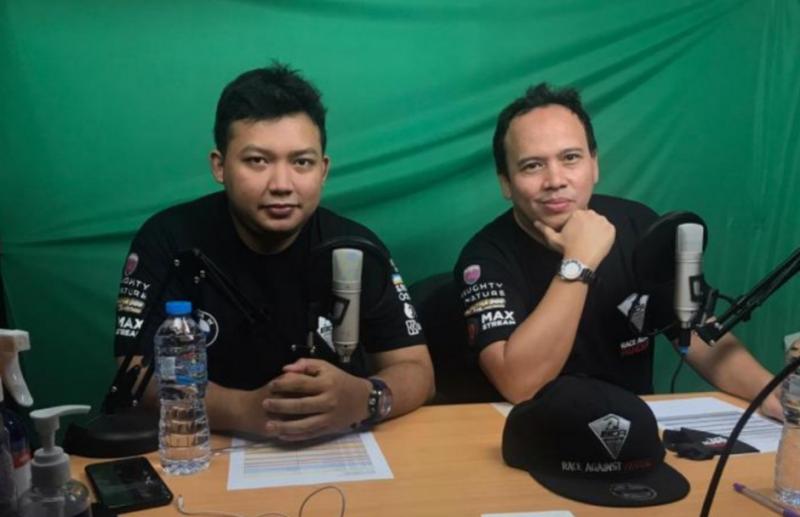 Ricky Sitompul (kanan) dan Tb Farhan, duet komentator Balap di Rumah Race Against PandemicIndonesia