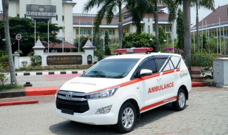 Guna penanggulangan pandemi COVID-19, Toyota Indonesia donasikan Kijang Innova ambulance kepada Pemkab Bekasi