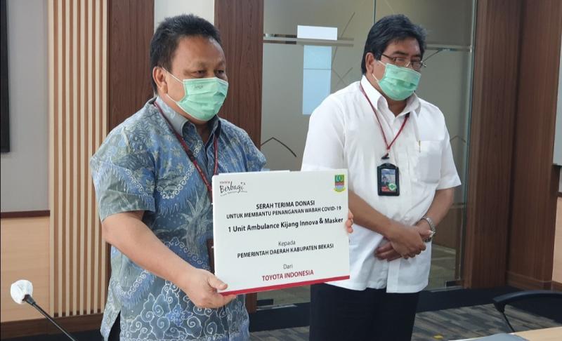 Wapresdir TMMIN Edward Otto Kanter dan Bob Azzam menyerahkan donasi 1 unit Kijang Innova Ambulance secara virtual kepada Bupati Bekasi.