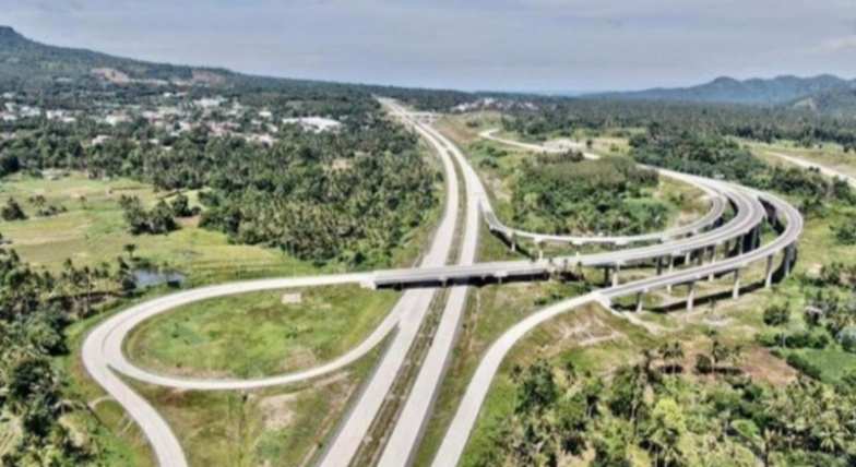 Indahnya jalan tol pertama di Sulawesi Utara, menghubungkan kota Manado dan Bitung yang baru diresmikan Presiden Jokowi. (Foto : ist)