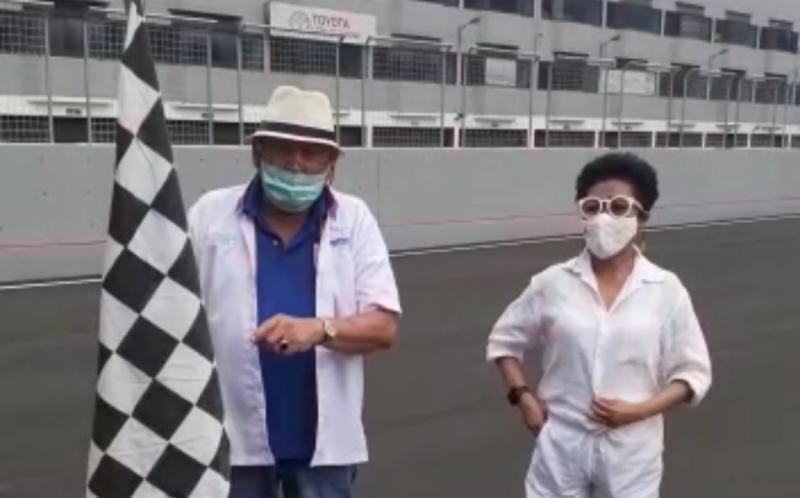 H Tinton Soeprapto didampingi Lola Moenek melakukan chequered flag sebagai tanda selesainya pengaspalan ulang Sentul International Circuit Bogor 