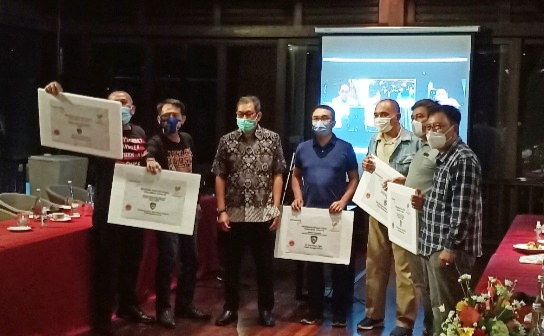 Para penerima paket bansos dari Kemensos RI pada acara silaturahmi Sadikin Aksa dengan para Ketum IMI Provinsi se-Indonesia