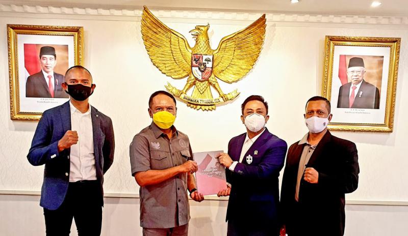 M Rapsel Ali saat melaporkan kesiapan Tim MotoGP Indonesia kepada Menpora Zainudin Amali di kantor Kemenpora Senayan, Jumat siang. 