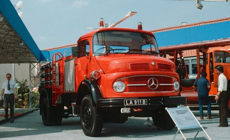 Truk Mercedes-Benz menjadi salah satu kendaraan niaga andalan pada masanya