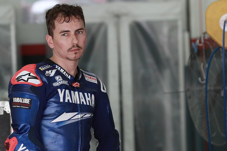 Jorge Lorenzo, test rider Yamaha yang harus manyun tanpa kesempatan tampil menggantikan Valentino Rossi di Aragon. (Foto: autosport)