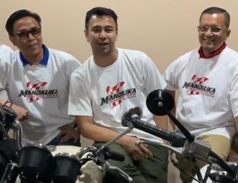 Raffi Ahmad (tengah) siap mempopulerkan Mandalika Racing Team MotoGP Indonesia