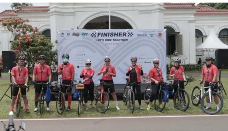 Gelaran perdana Kebun Raya Challenge 75K ini tak hanya menyajikan acara gowes, tapi juga ada test ride sepeda listrik dan motor listrik dari Selis Indonesia.