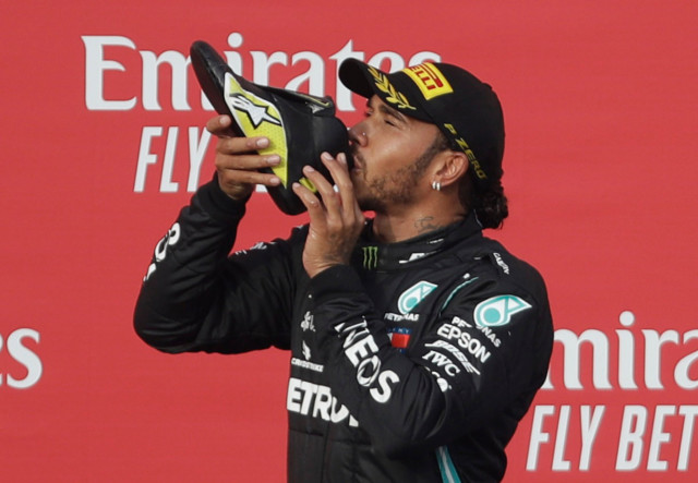 Lewis Hamilton (Inggris/Mercedes) di podium GP Emilia Romagna 2020. (Foto: sportingexcitement)