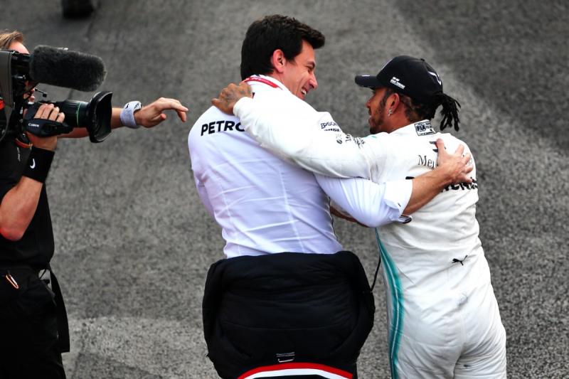 Toto Wolff dan Lewis Hamilton, berteman dan saling mengisi di tim Mercedes. (Foto: therace)