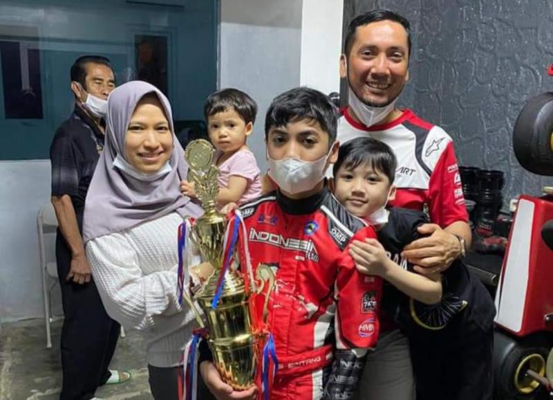Malik Bintang Alisyahbana dengan trofi runner up Mini Rok bersama orang tua dan kedua adiknya. (foto : ist)