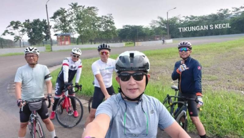 Jimmy Lukita bersama teman-temannya pembalap nganyarin aspal baru sirkuit Sentul dengan sepedaan
