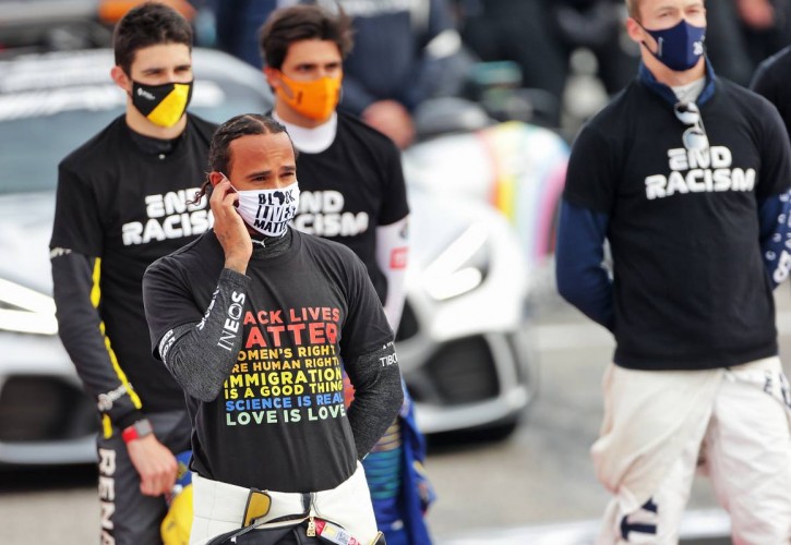 Lewis Hamilton dan komunitas F1 aktif berkampanye soal isu rasisme sepanjang musim 2020. (Foto: f1) 