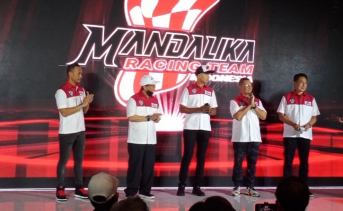 Dari kiri Febby Sagita, M Rapsel Ali, Dimas Ekky, Kemasyah Nasution, dan Irawan Sucahyono. Rider kedua masih jadi misteri.