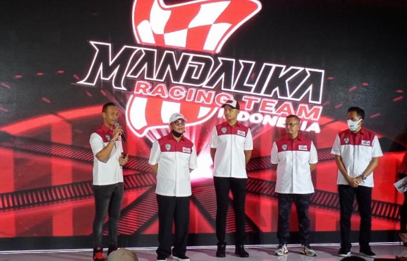 Febby Sagita (kiri), Rapsel Ali, Dimas Ekky, Kemalsyah Nasution dan Irawan Sucahyono pada launching MRTI tadi malam. (foto : bs)