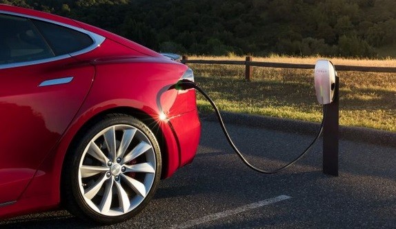 Pemerintah juga berharap, mobil listrik beserta material baterainya dapat diproduksi di dalam negeri. 