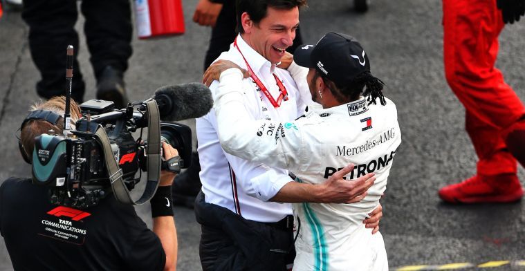 Lewis Hamiltton dan Toto Wolff, paket penting tim Mercedes yang akan bertahan setahun lagi. (Foto: gpblog)