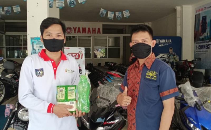 Ibon Poweka, konsumen yang mendapatkan hadiah sembako dari program ini di dealer Thamrin Brothers Argamakmur.