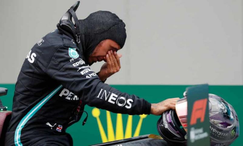 Lewis Hamilton (Mercedes), sempat berurai air mata usai balapan. (Foto: theguardian)