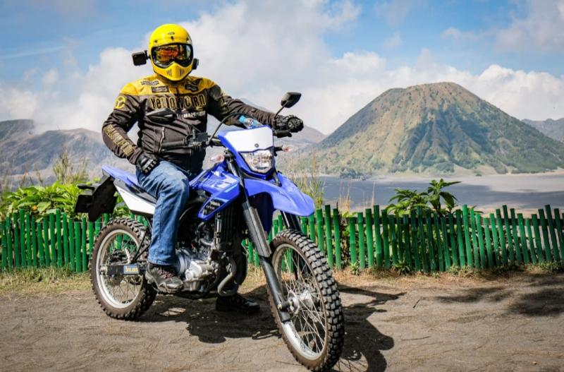 Budi Fuksen, bikers asal Bali yang lakukan touring ke gunung Bromo dengan Yamaha WR 155R