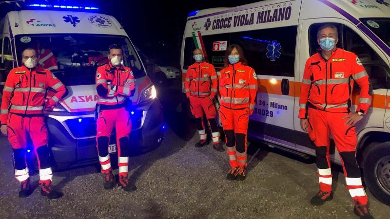 Mario Isola (Direktur Motorsport Pirelli) dkk saat tugas membawa ambulans Covid-19. (Foto: formulaone)