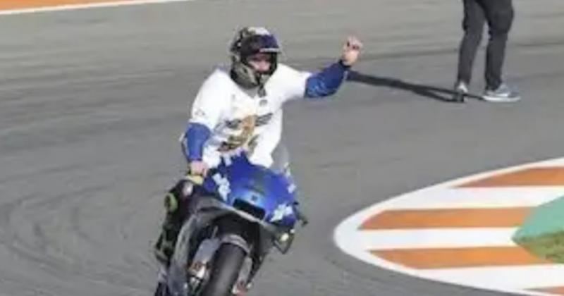 Selebrasi rider Suzuki Ecstar Joan Mir setelah pastikan juara dunia MotoGP 2020 di sirkuit Valencia pada Minggu malam