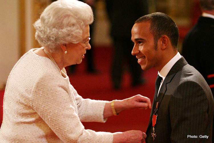 Lewis Hamilton dalam salah satu acara bersama Ratu Inggris. (Foto: grandprix247)