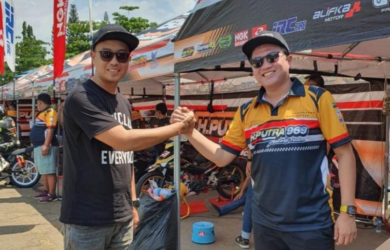 Deny Wajonk (kiri) dan H. Putra Rizki, tarik rem darurat dan sampaikan permohonan maaf atas ditundanya Indonesia Cup Prix di Subang akhir pekan ini. (foto : bikersnote)