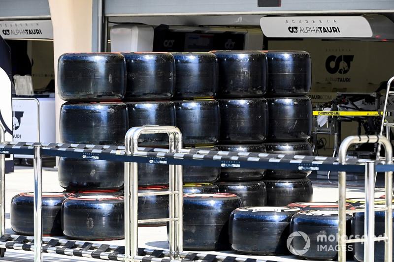 Prototype ban Pirelli 2021 yang tengah diuji di Sirkuit Sakhir, Bahrain. (Foto: motorsport)