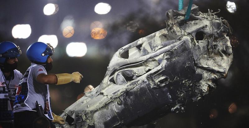Bangkai mobil F1 yang digeber Romain Grosjean dan terbakar di GP Bahrain 2020. (foto: motorsport image)