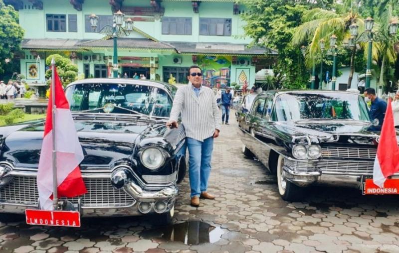 H Jimmy Syamsudin bersama 2 mobil klasik mantan Presiden RI pada sebuah acara di Yogyakarta. (foto : instagram)