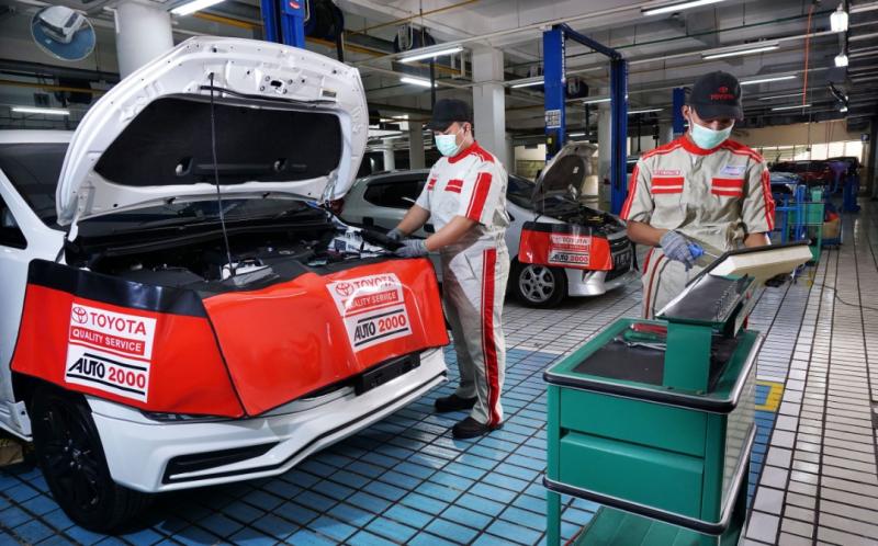 Mekanik Auto2000 sedang melakukan perawatan kendaraan Toyota pelanggan