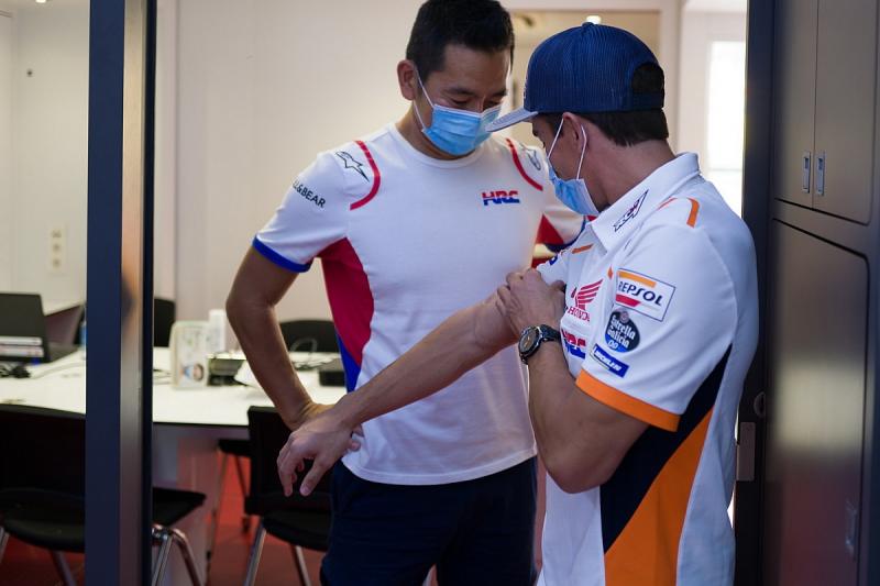 Meski sebelumnya dua kali operasi, Marc Marquez masih saja merasa sakit pada tangan kanannya. (Foto: motorsport)
