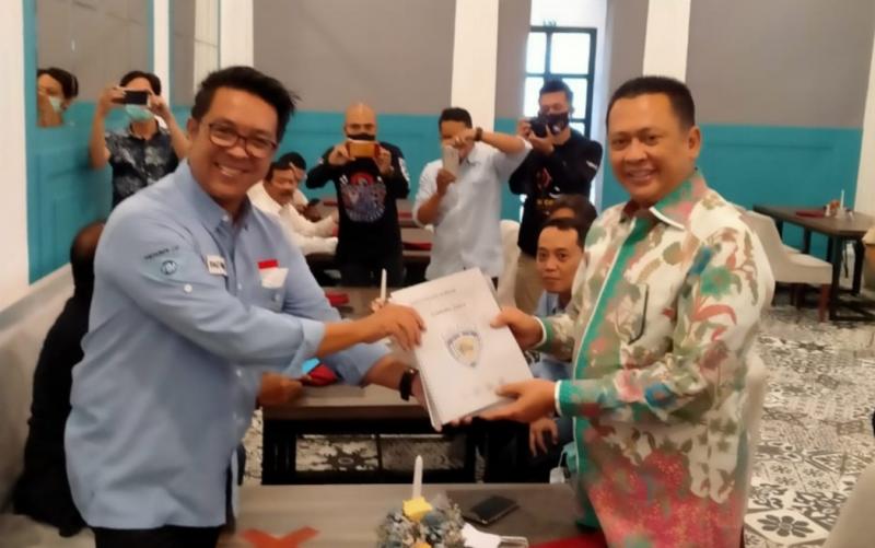 H. Fachrul Sarman menyerahkan laporan kinerja IMI Jabar kepada Caketum IMI Pusat Bambang Soesatyo di Bandung kemarin